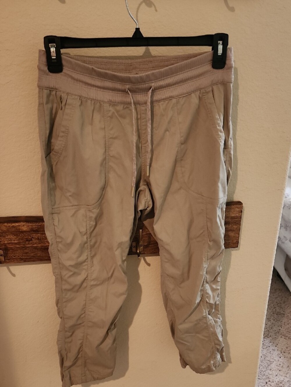 EUC, The North Face Women's Tan Drawstring Jogger Pants/capri